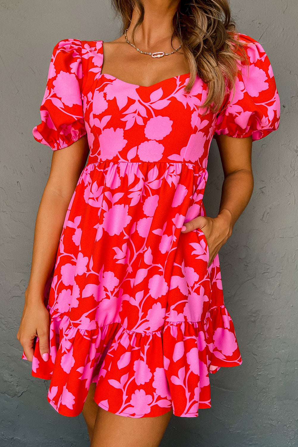 Rode bloemen bubbel mouw sweetheart nek gegolfde mini jurk