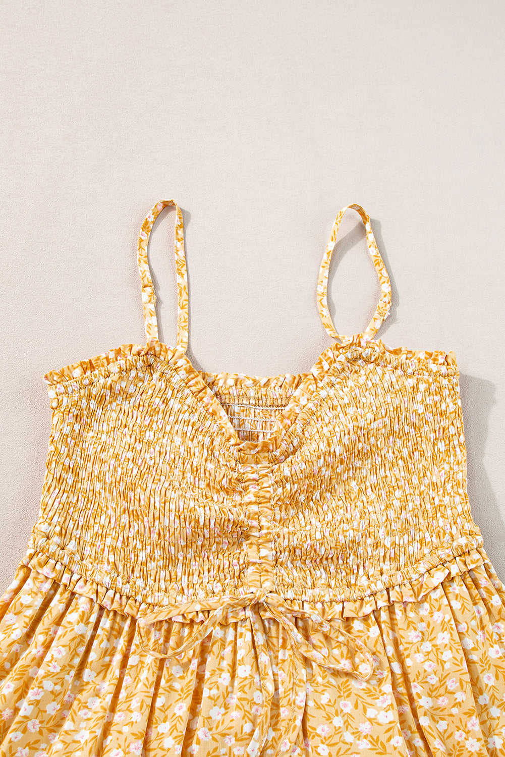 Gele maxi-jurk met gesmokte hoge taille en bloemen