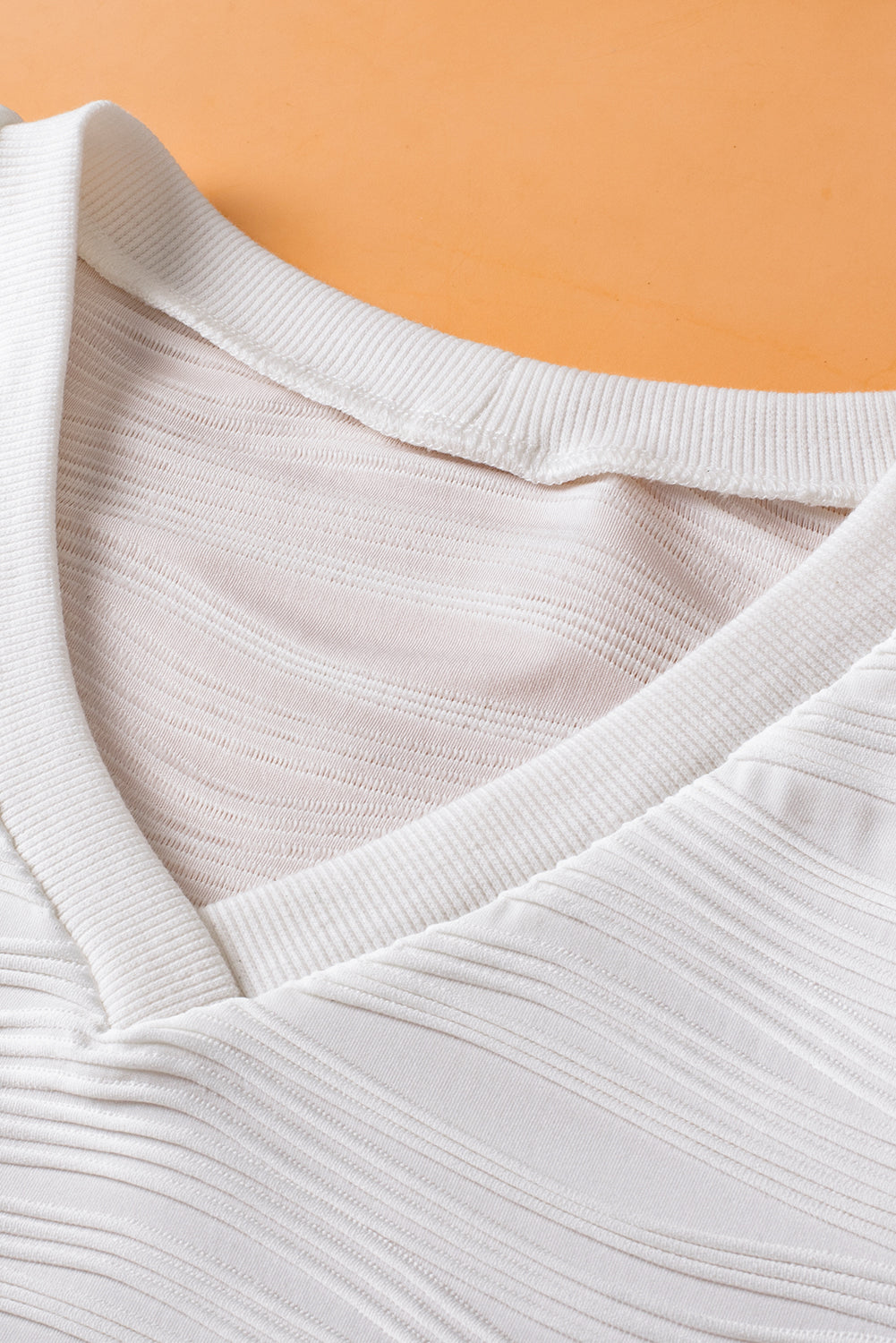 Witte effen kleur getextureerde top met V-hals en korte mouwen