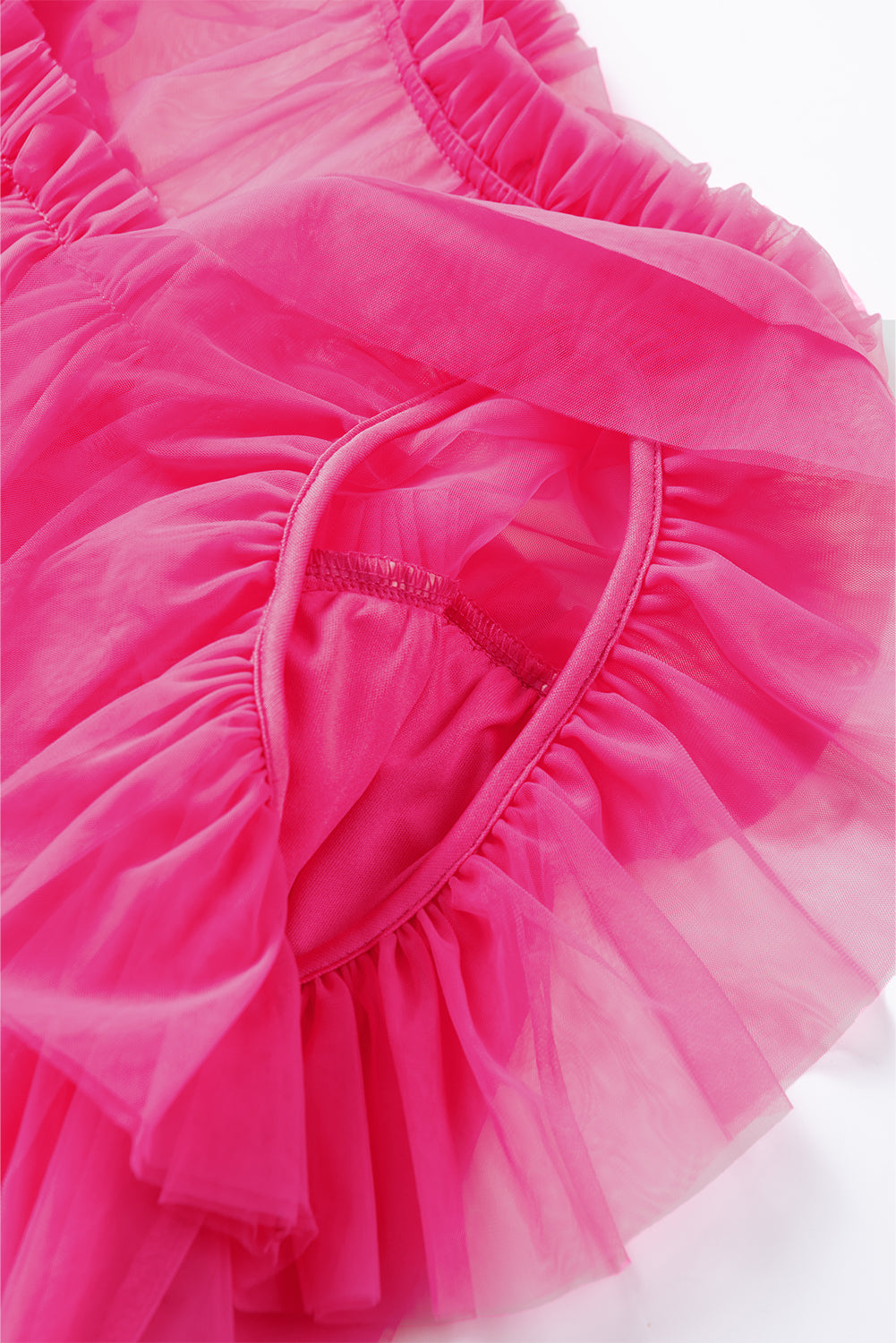 Uitlopende babydollblouse van aardbeiroze tule met ruches aan de mouwen
