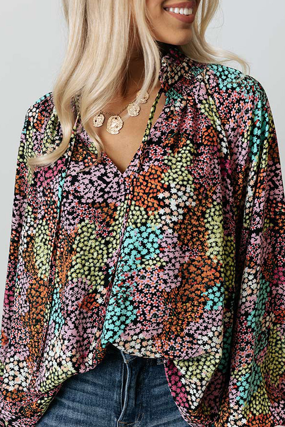 Veelkleurige, levendige, gebloemde blouse met V-hals en pofmouwen