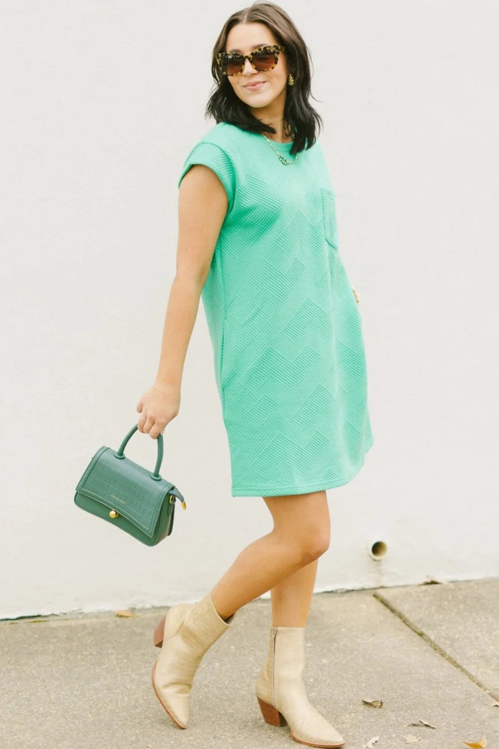 Mintgroene T-shirtjurk met getextureerde kapmouw