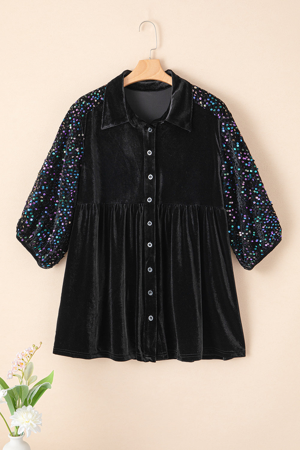 Zwart fluwelen peplum-overhemd met pailletten, pofmouwen en knopen