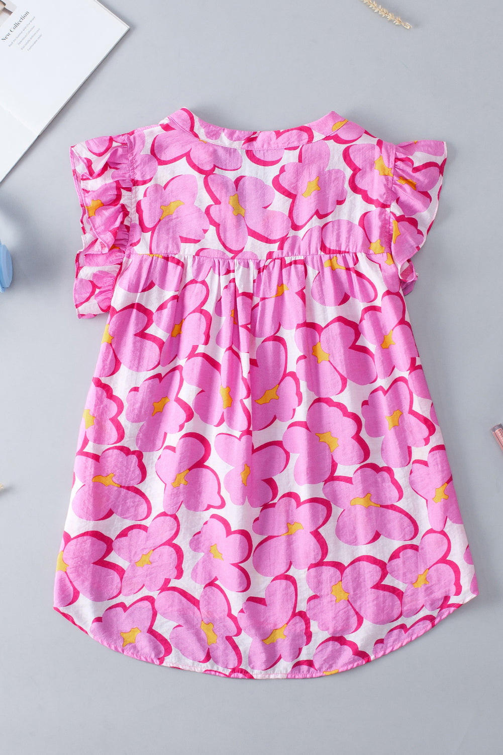 Babydoll-blouse met roze bloemen en ruches aan de mouwen