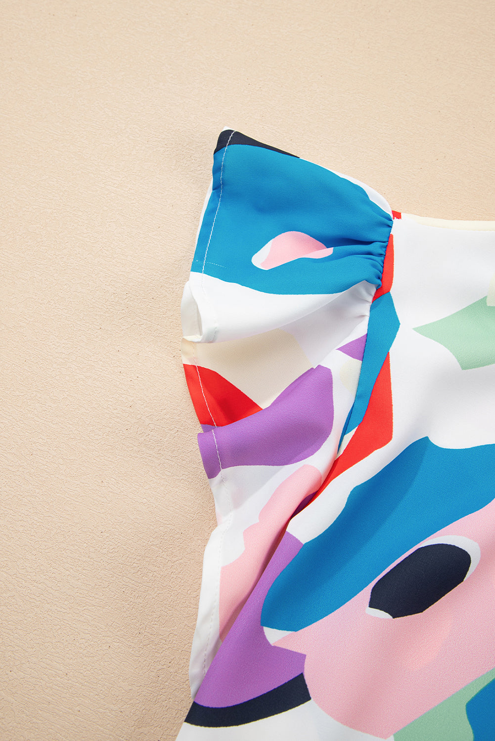 Gesmokte blouse met veelkleurige abstracte print en ruches aan de mouwen