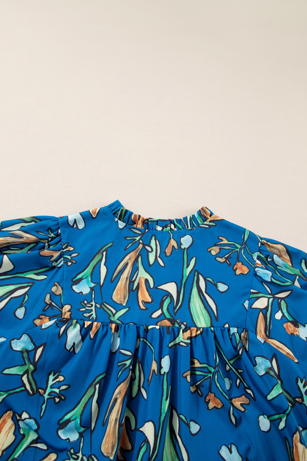 Blauwe bloemen ingekeed v nek halve mouw plus size blouse