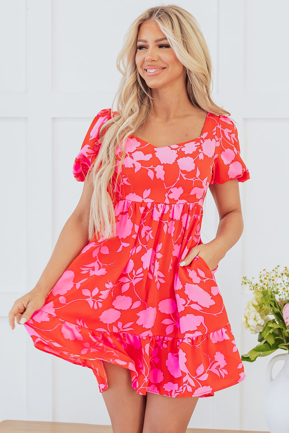 Rode bloemen bubbel mouw sweetheart nek gegolfde mini jurk