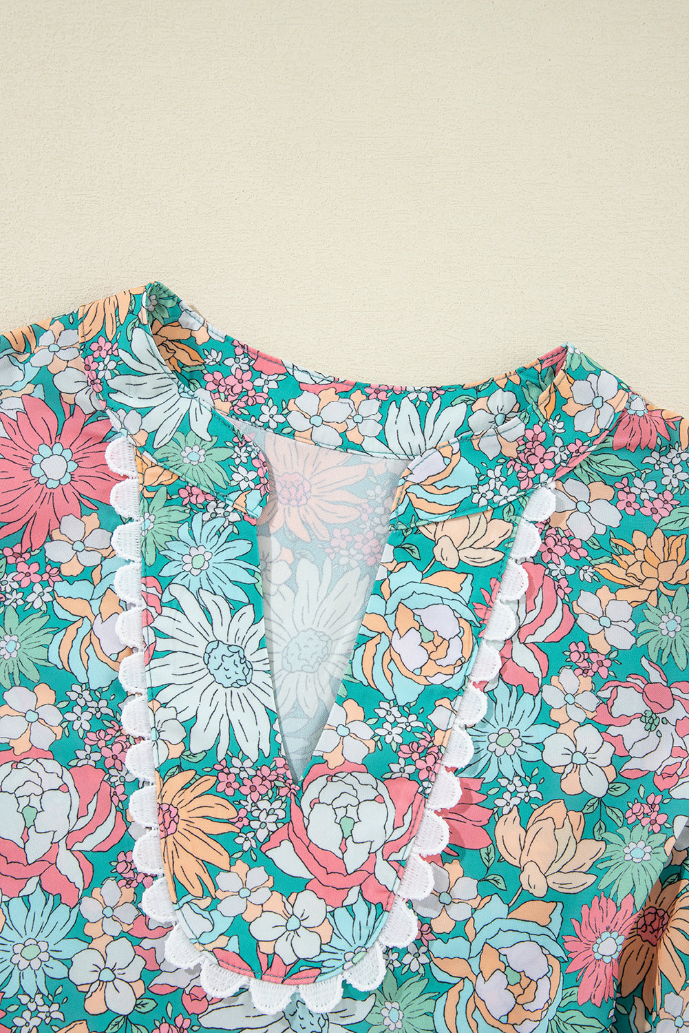 Veelkleurige bloemenblouse met ingekeepte hals en korte mouwen