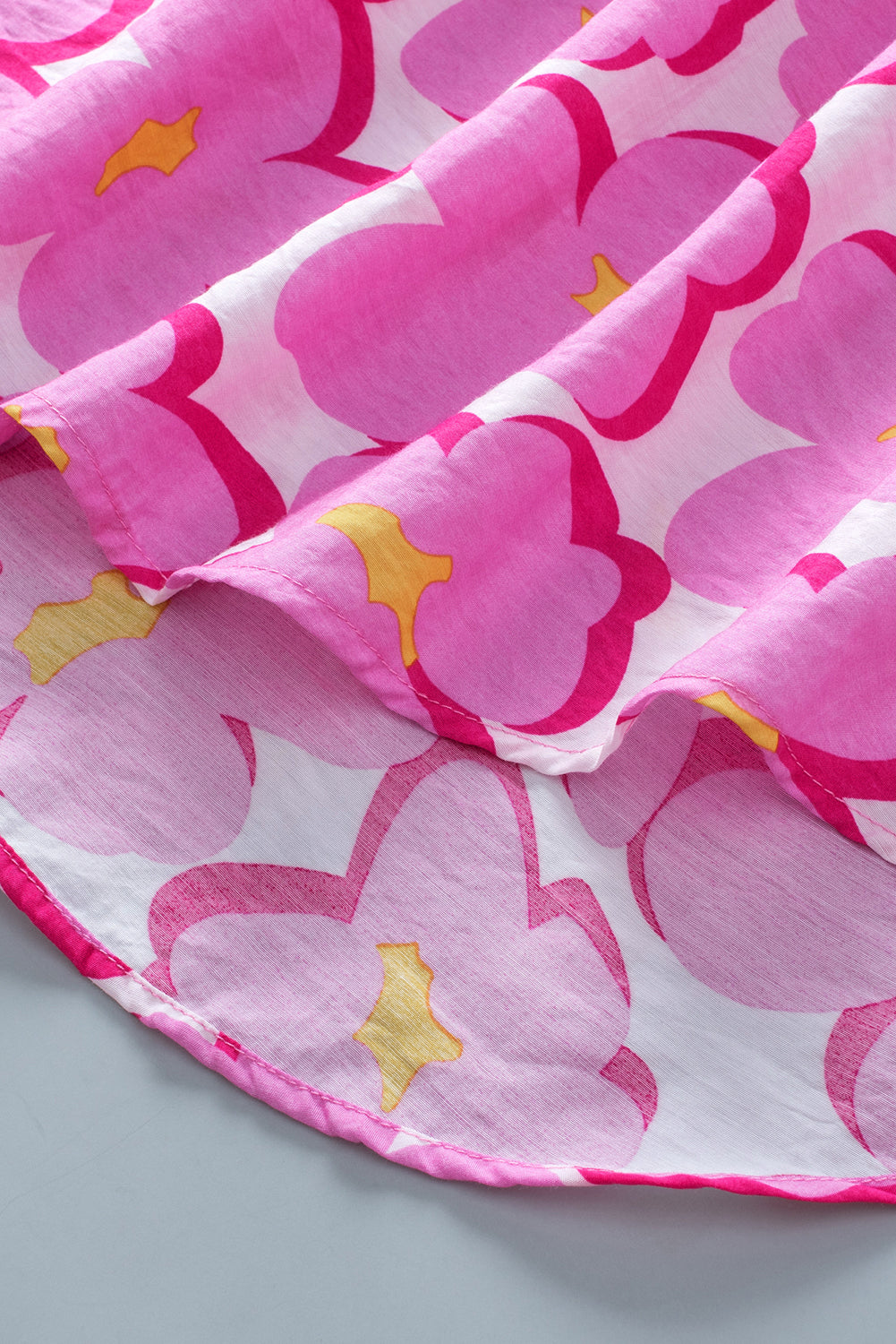 Babydoll-blouse met roze bloemen en ruches aan de mouwen