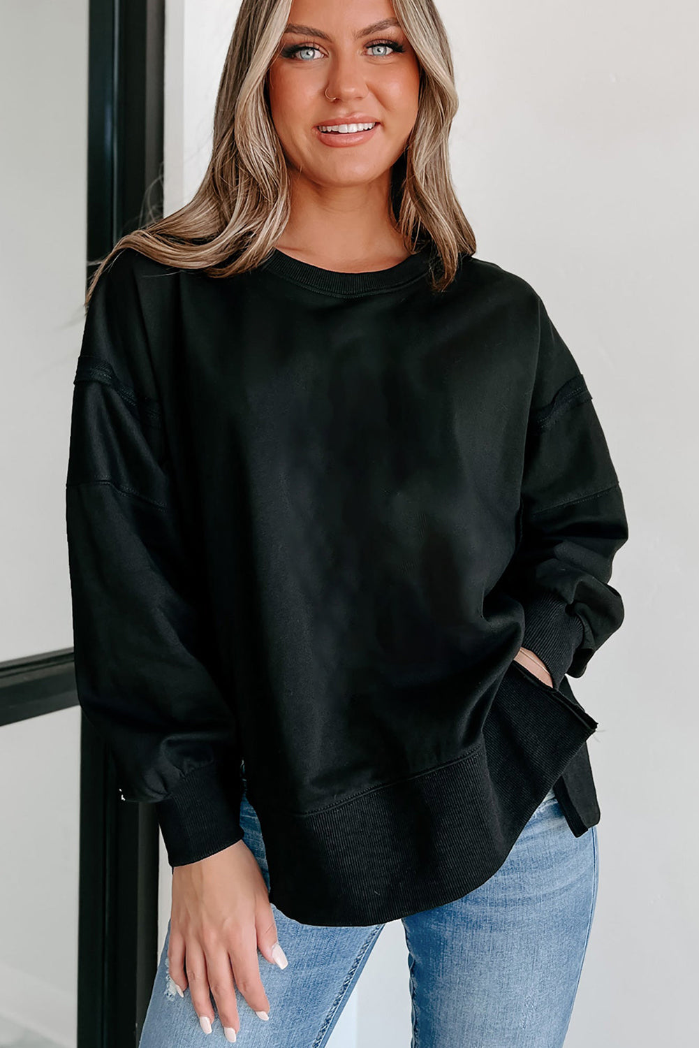 Licht Frans beige blootgestelde naad drop schouder ronde nek sweatshirt met spleten