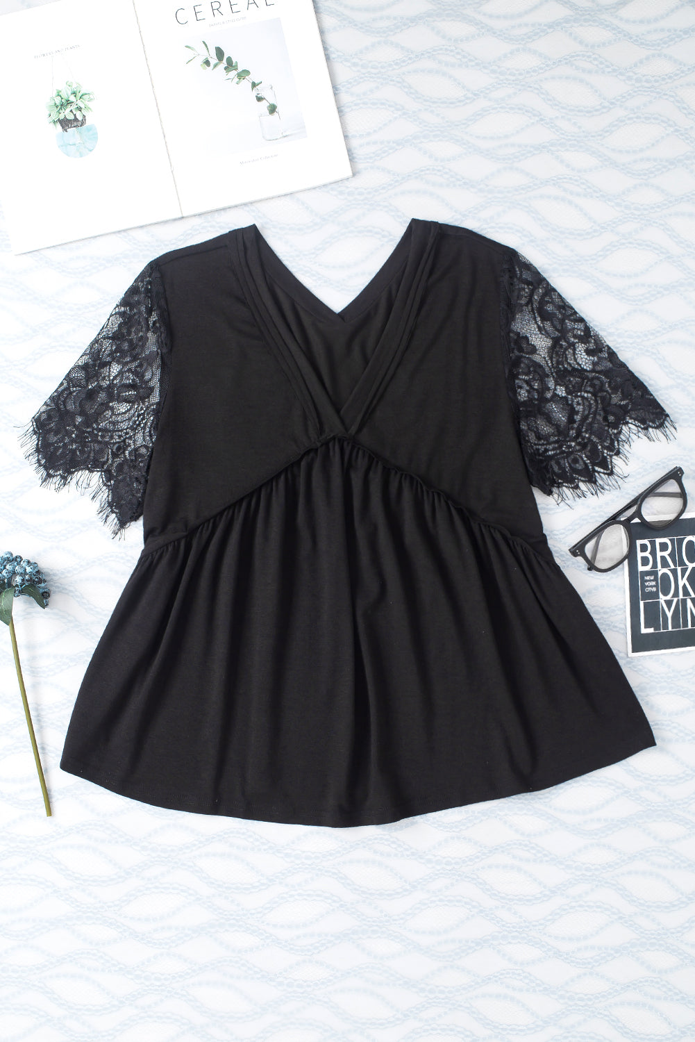 Zwarte babydoll-top met kanten mouwen en V-hals en ruches