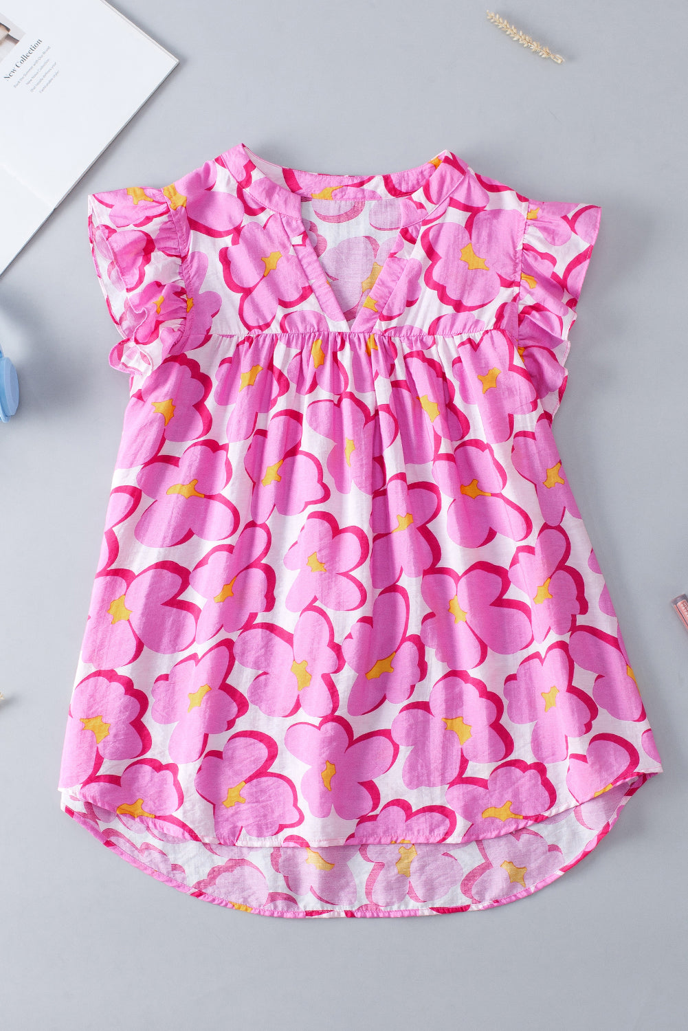 Babydoll-blouse met roze bloemen en ruches aan de mouwen
