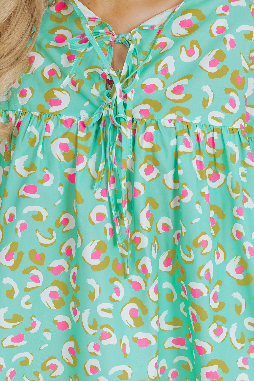Groene abstracte bedrukte veterlantaarn mouw babydoll blouse