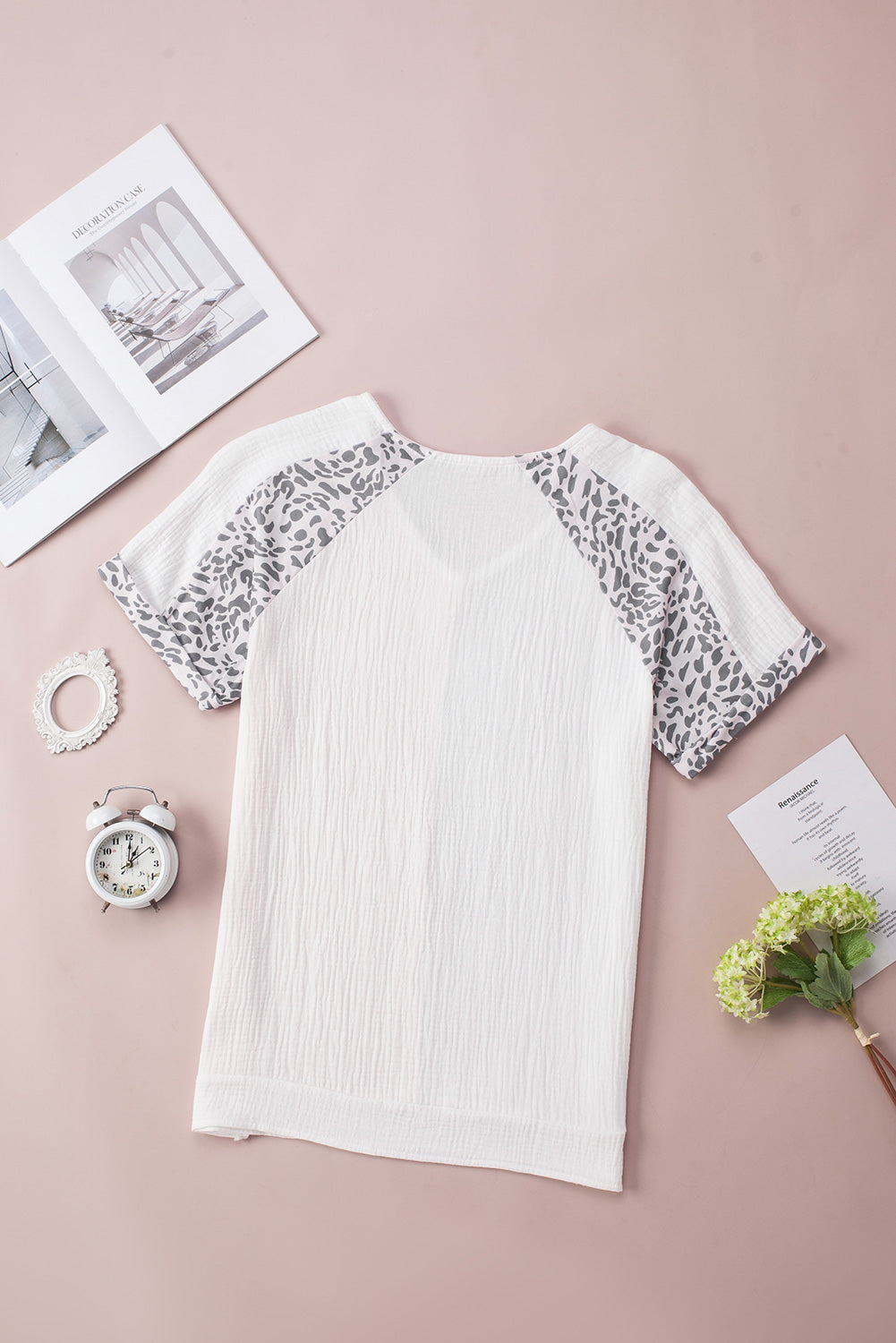 Witte, noodlijdende kleur patchwork blouse met luipaardversiering