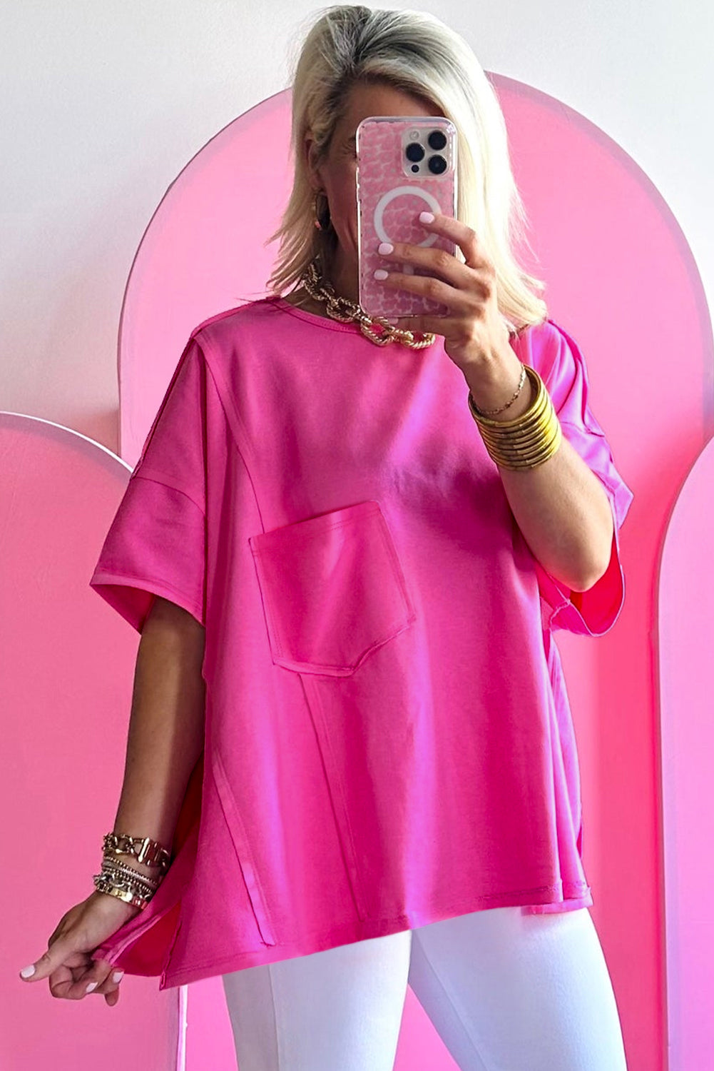 Felroze oversized T-shirt met opgestikte zak en zichtbare naad