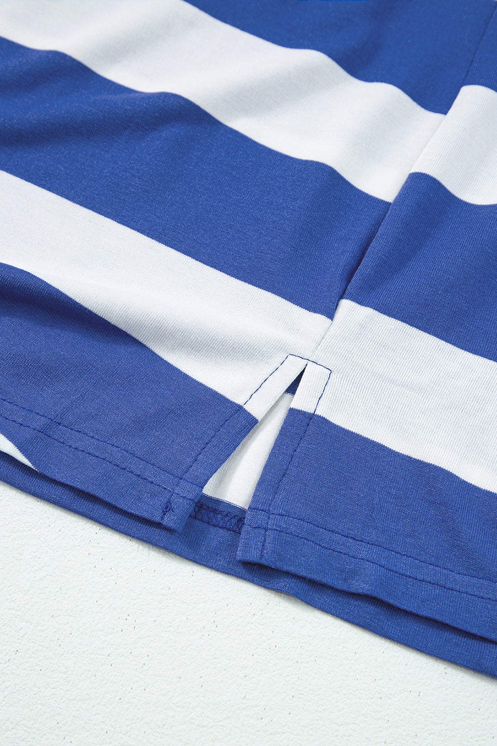 Hemelsblauwe T-shirtjurk met contrasterende strepen en ruches aan de mouwen