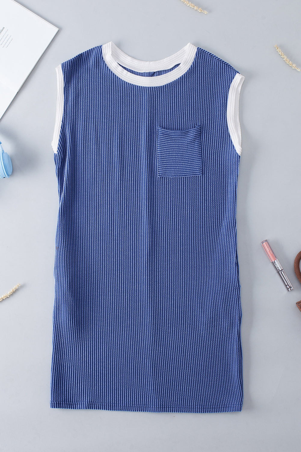 Zeilblauwe, geribde T-shirtjurk met getextureerde kapmouwen