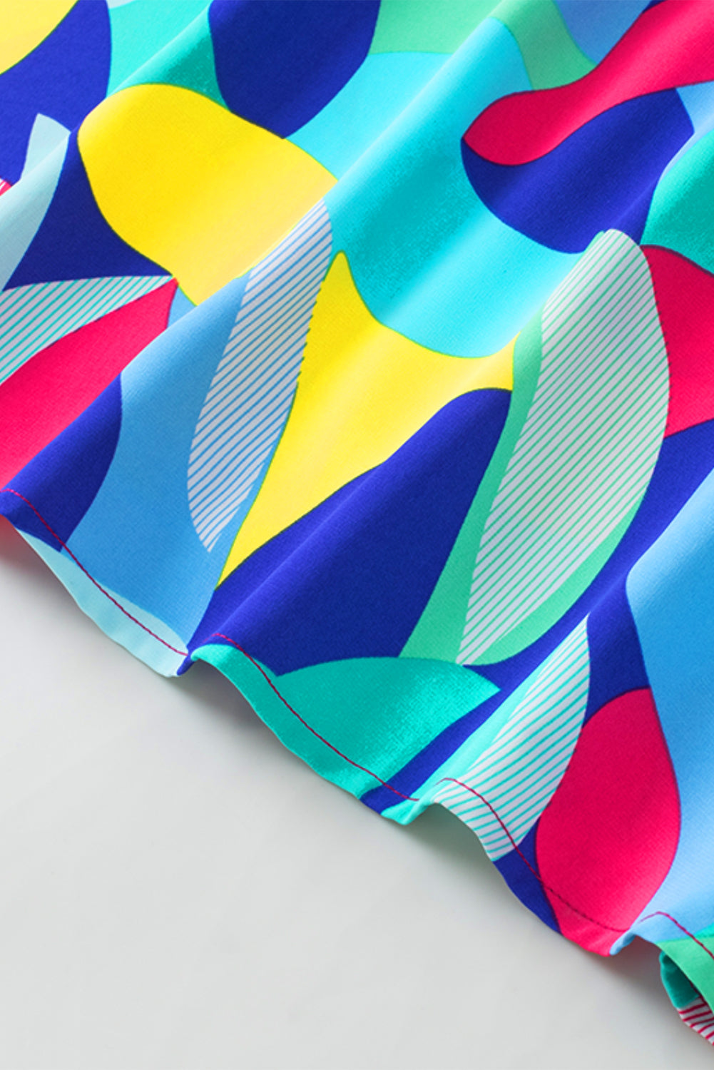 Blouse met veelkleurige abstracte print en stiksels met ruches aan de mouwen
