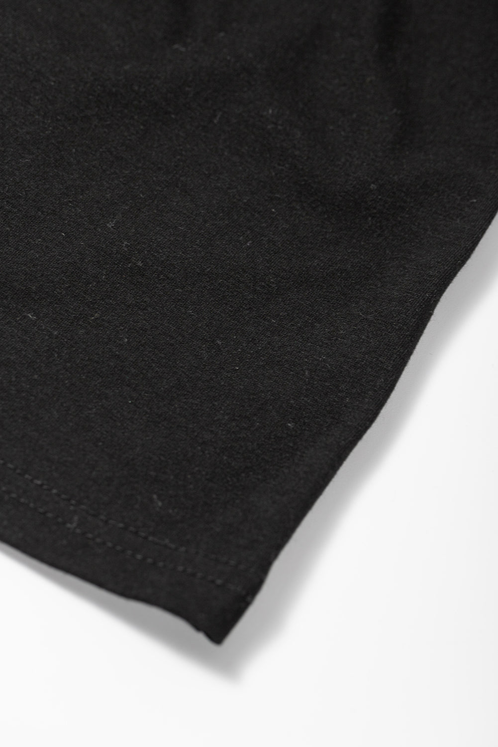 Zwarte T-shirtjurk met ingekerfde hals en geplooide pofmouwen