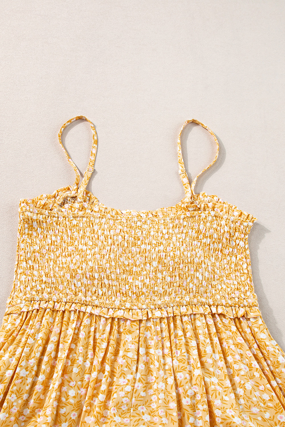 Gele maxi-jurk met gesmokte hoge taille en bloemen