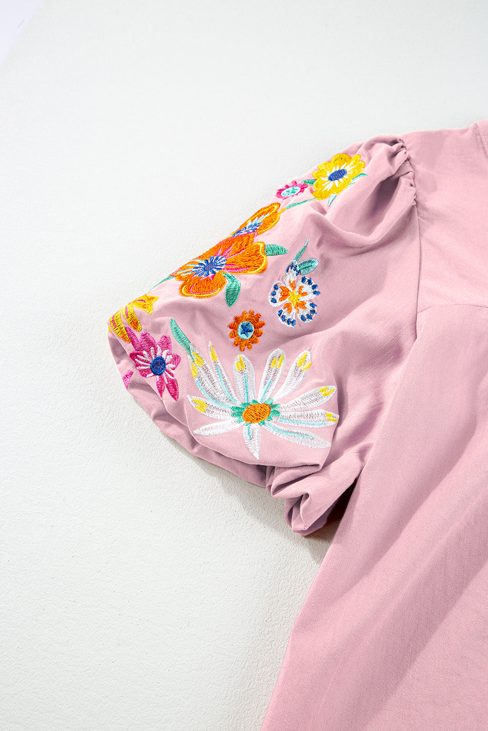Roze bloemen geborduurde blouse met split aan de hals en pofmouwen