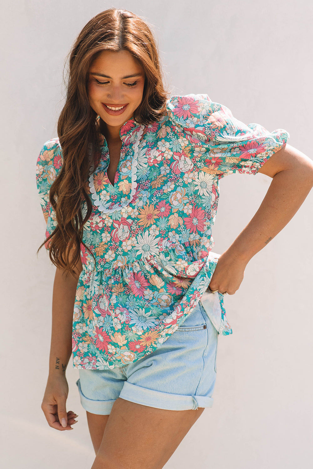 Veelkleurige bloemenblouse met ingekeepte hals en korte mouwen