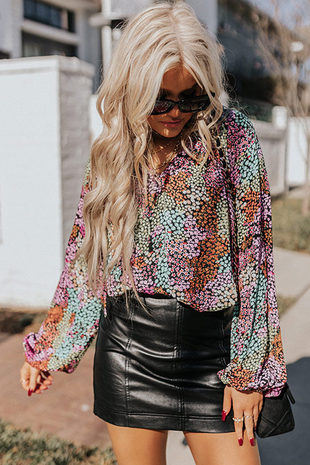 Veelkleurige, levendige, gebloemde blouse met V-hals en pofmouwen