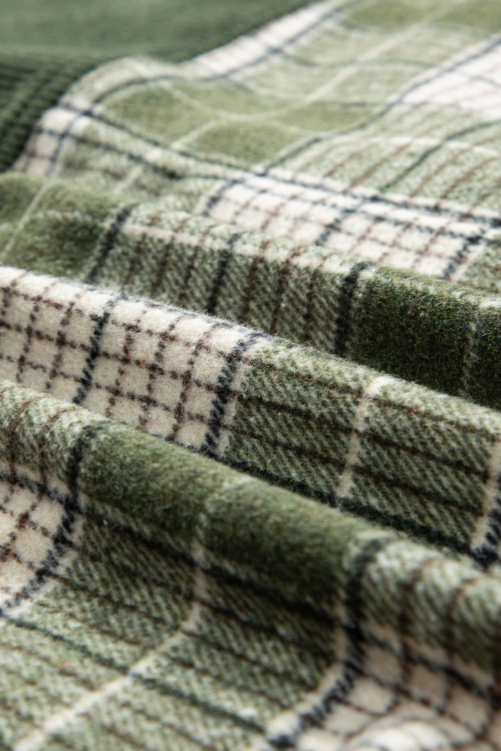 Zwartachtig groene drukknopen Colorblock geruite shacket