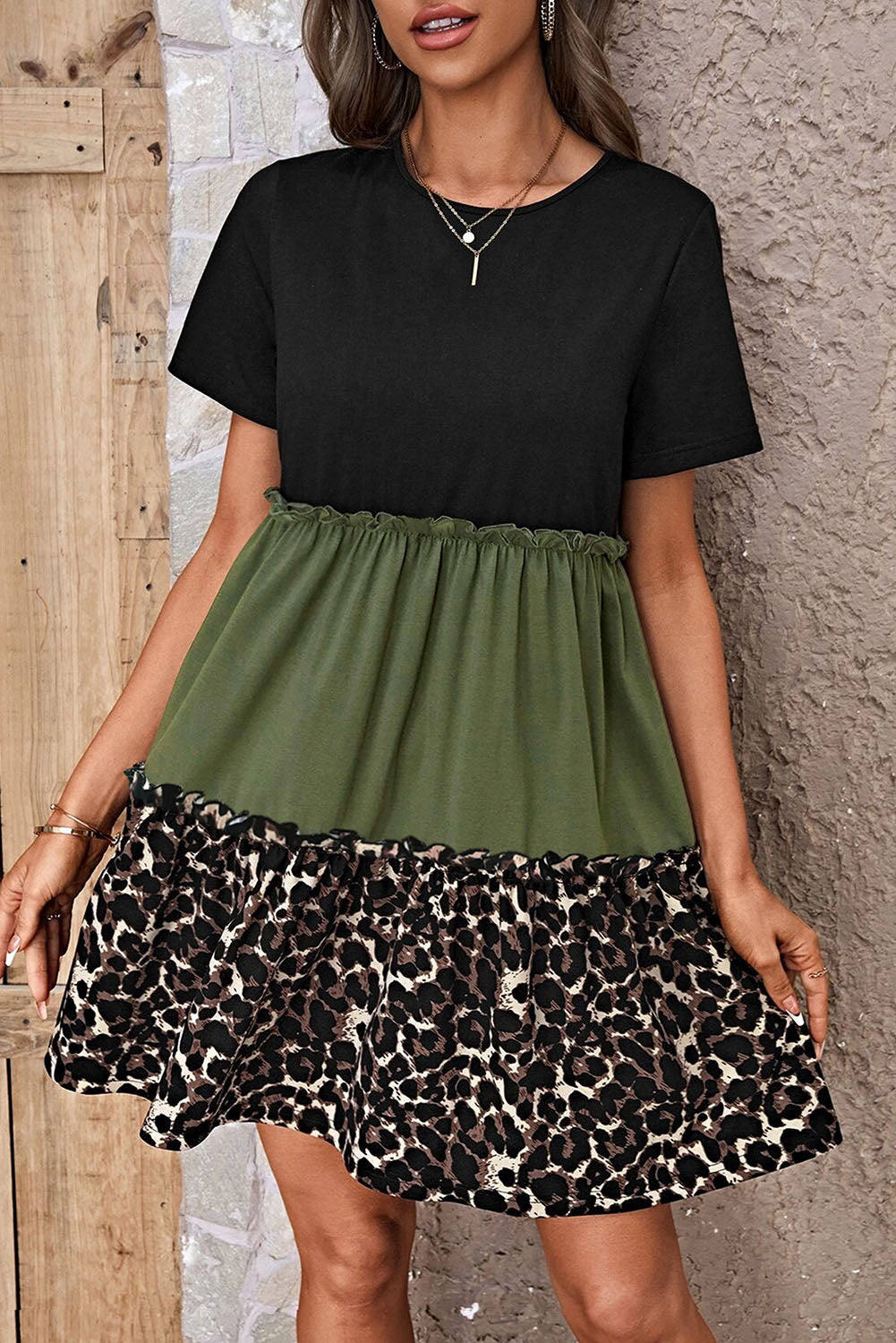 T-shirtjurk met junglegroene luipaardprint en kleurvlakken met ruches