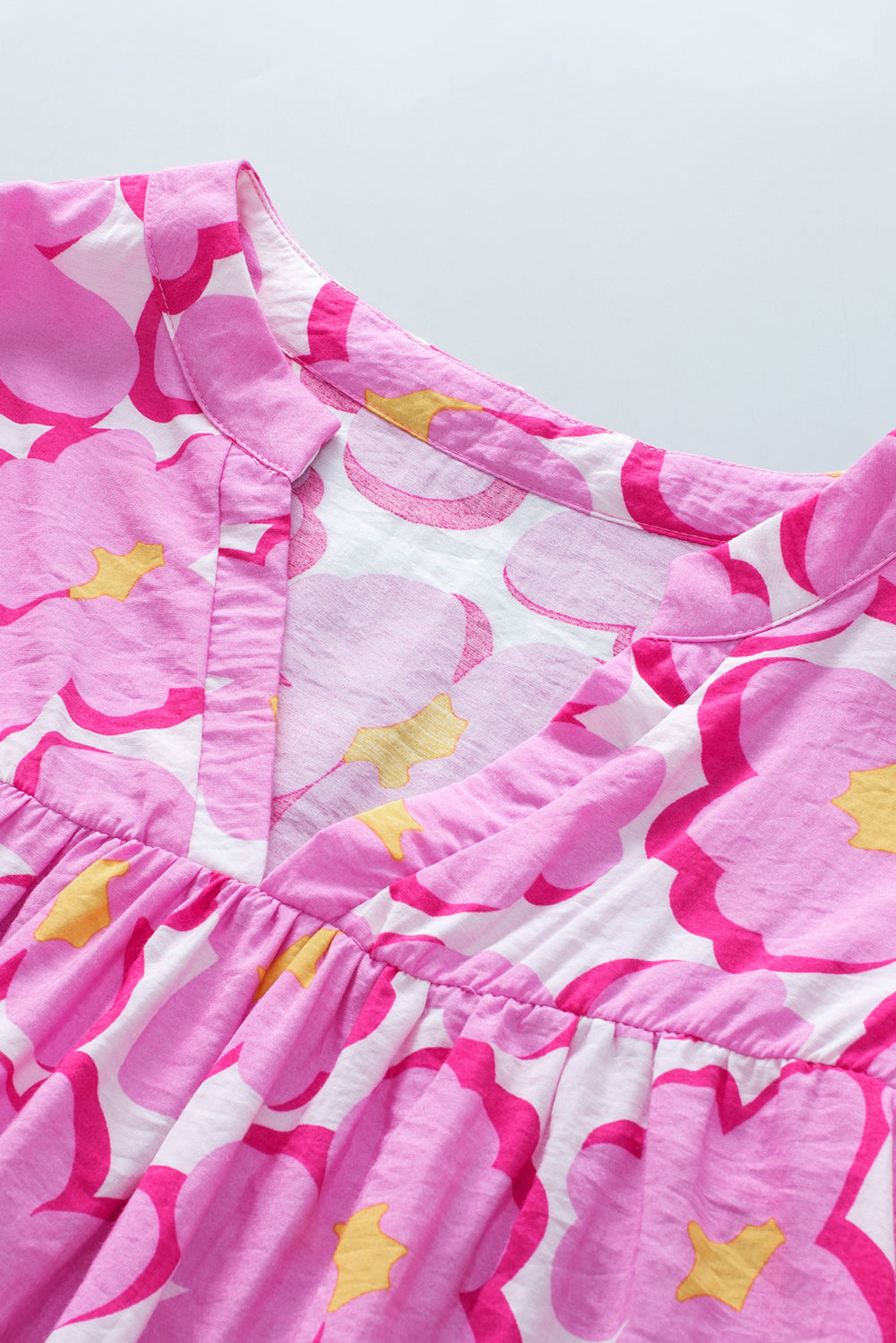 Babydoll-blouse met roze bloemen en ruches aan de mouwen