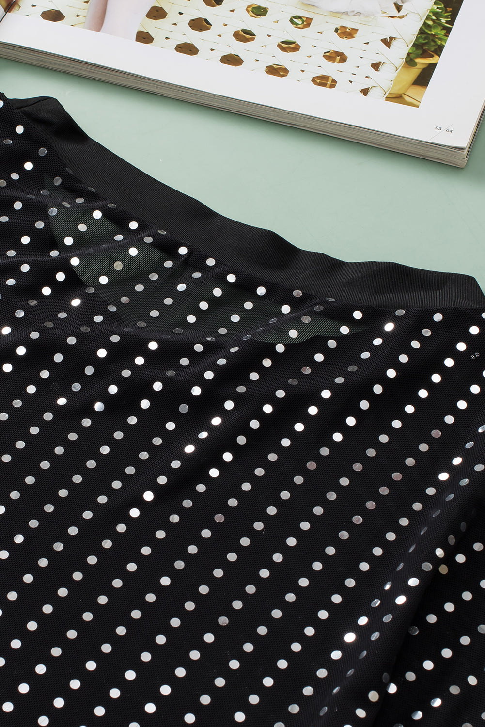 Zwart transparant T-shirt met lage schouder en pailletten
