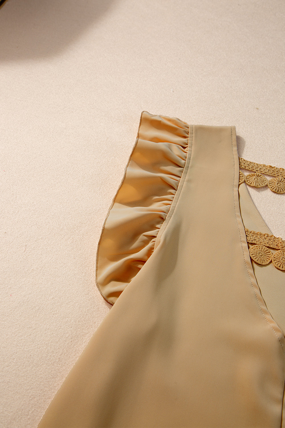 Perkament V-hals blouse met ruches, kanten verfraaide holle achterkant