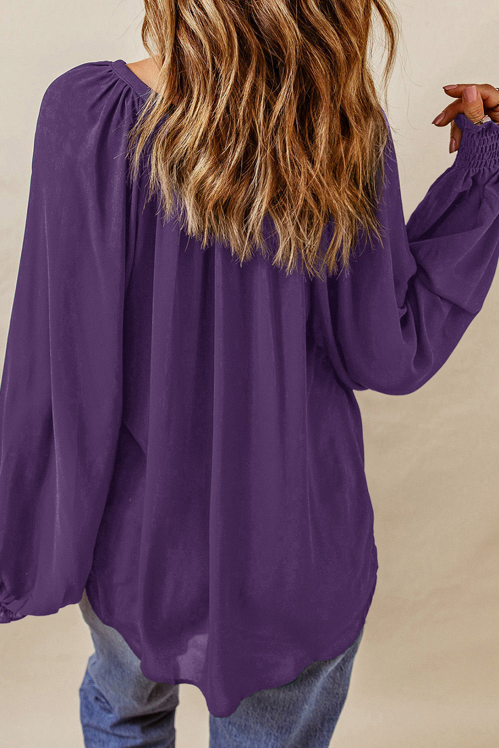 Paarse geplooide blouse met V-hals en gezwollen mouwen