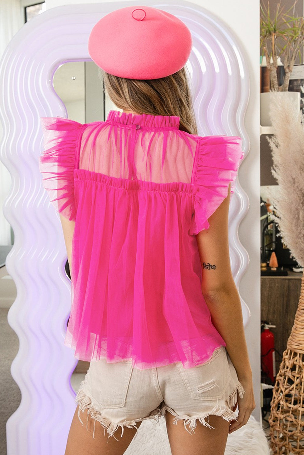 Uitlopende babydollblouse van aardbeiroze tule met ruches aan de mouwen