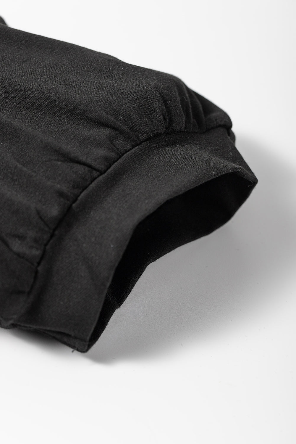 Zwarte T-shirtjurk met ingekerfde hals en geplooide pofmouwen