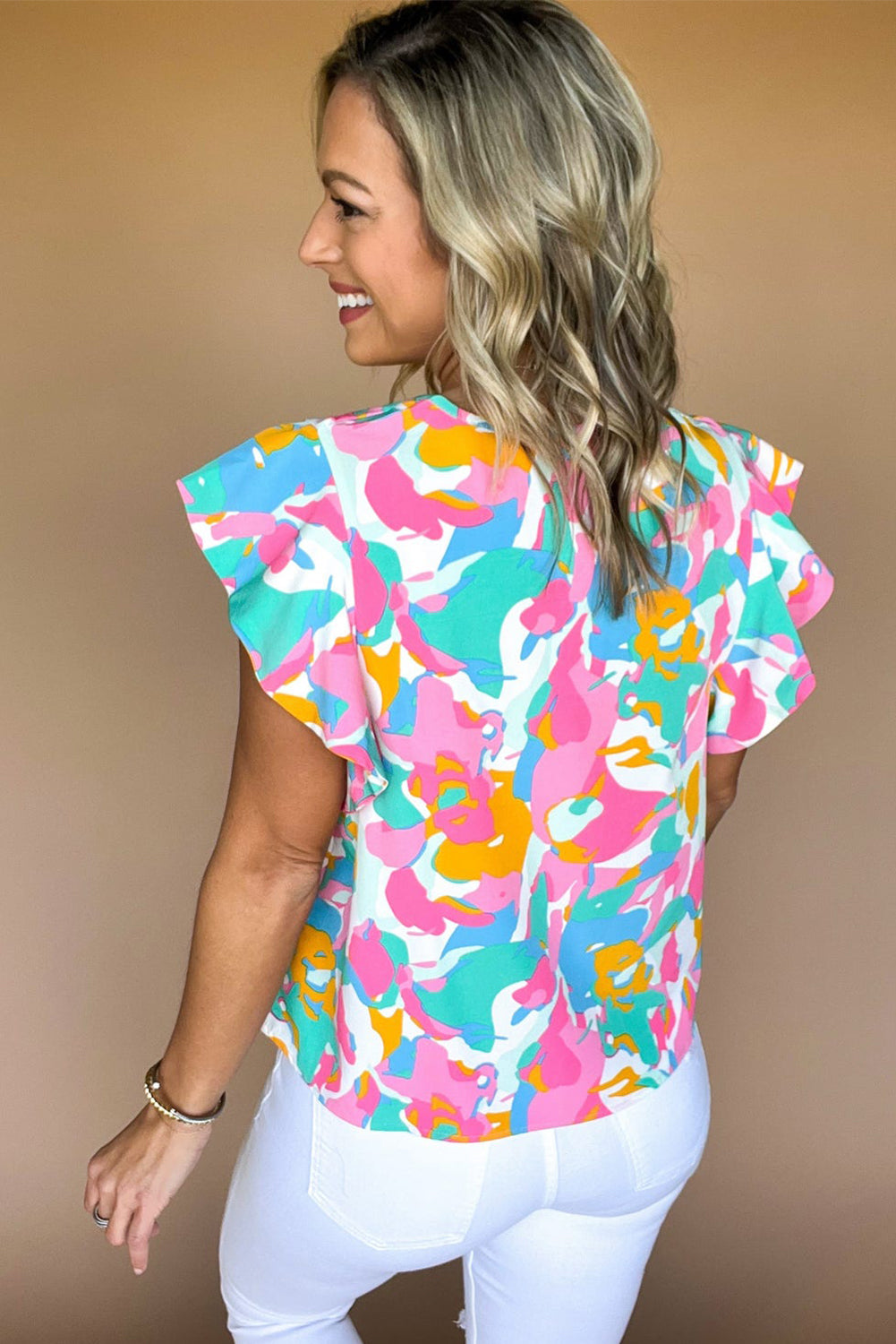 Veelkleurige blouse met abstracte print en gekerfde hals en fladdermouwen