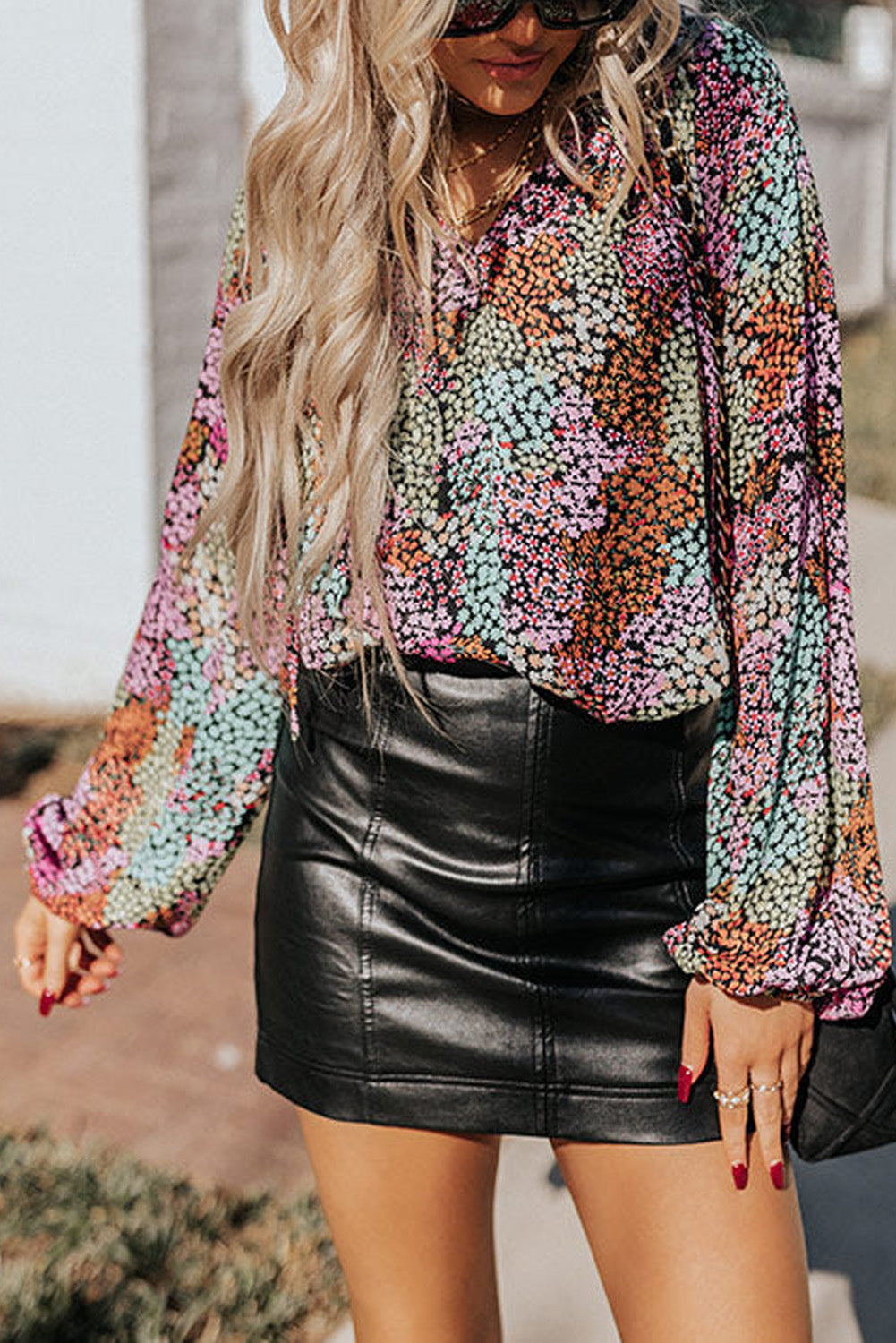 Veelkleurige, levendige, gebloemde blouse met V-hals en pofmouwen