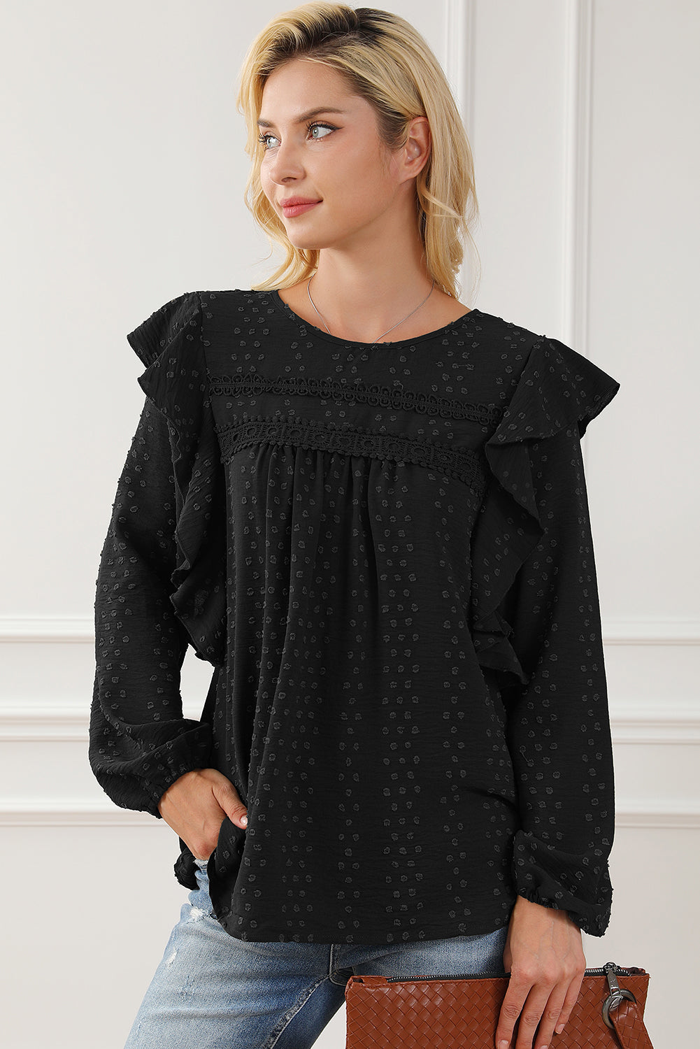 Zwarte kanten blouse met oogjes, ruches, schouder en lange mouwen