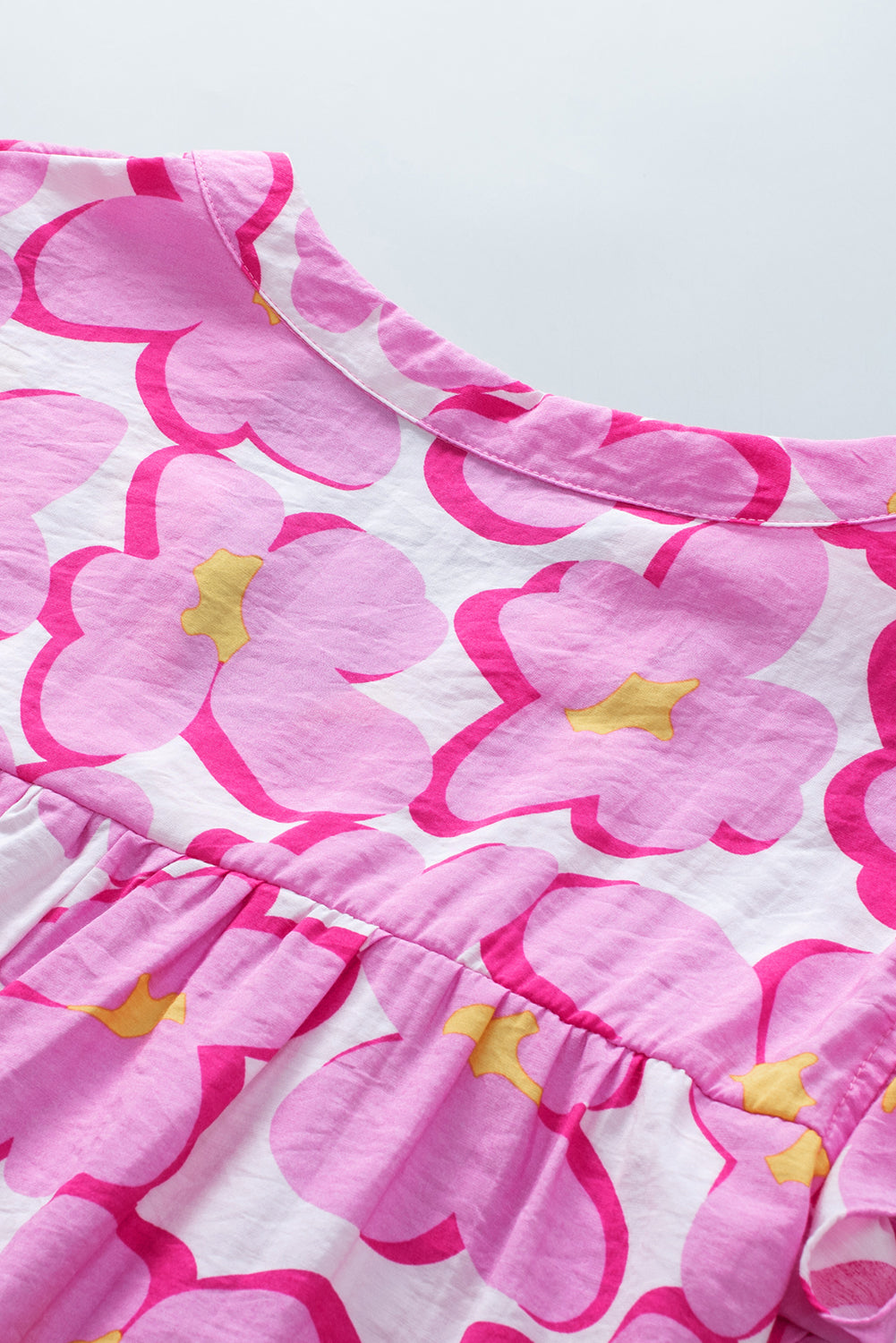 Babydoll-blouse met roze bloemen en ruches aan de mouwen