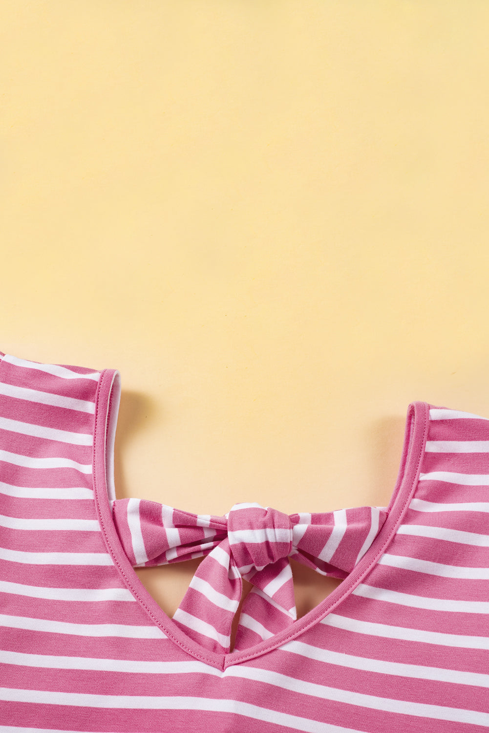 Roze gestreept T-shirt met V-hals, uitgeholde knoop en vlindermouwen