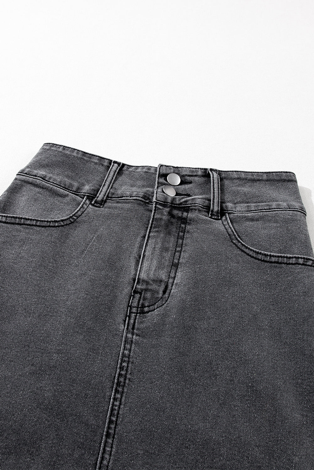 Zwarte midi-denimrok met ruwe rand en zijsplitten