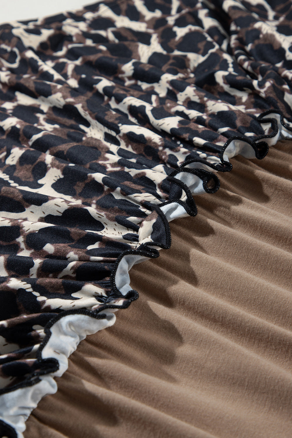Licht Frans beige T-shirtjurk met luipaardprint en kleurblokken met ruches