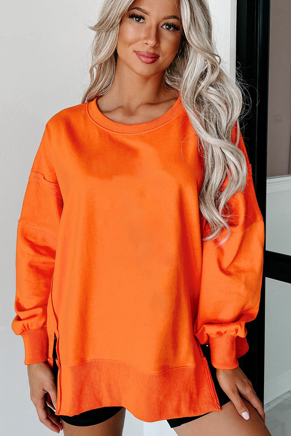 Licht Frans beige blootgestelde naad drop schouder ronde nek sweatshirt met spleten