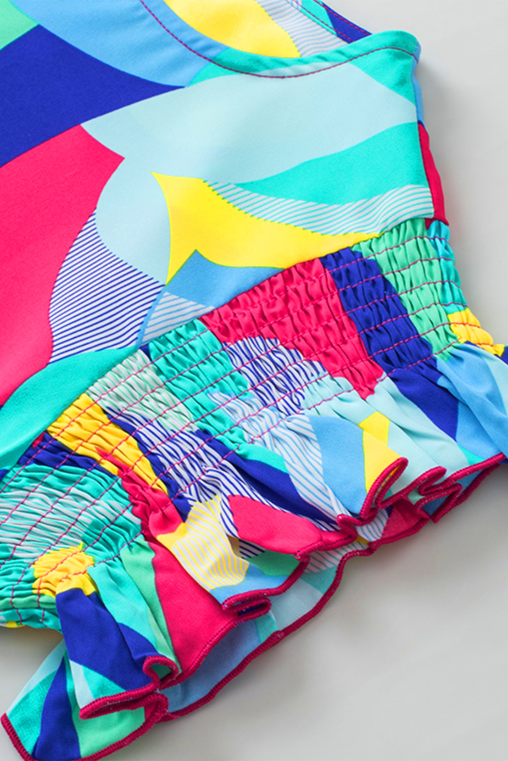 Blouse met veelkleurige abstracte print en stiksels met ruches aan de mouwen