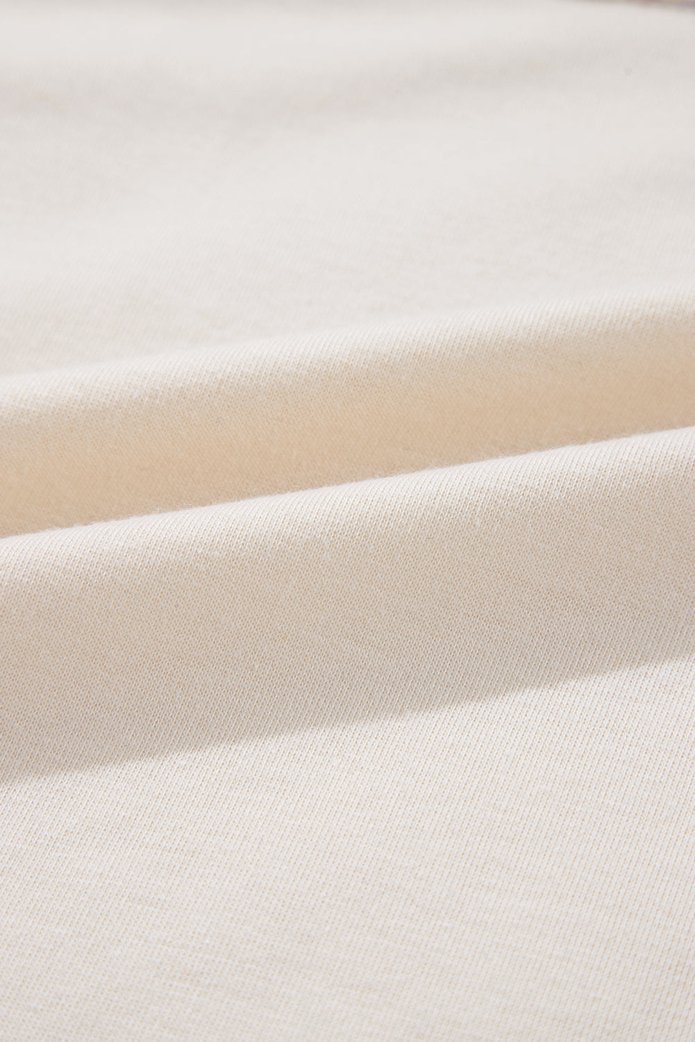 Wit grafische t -shirtjurk met witte bloemen.
