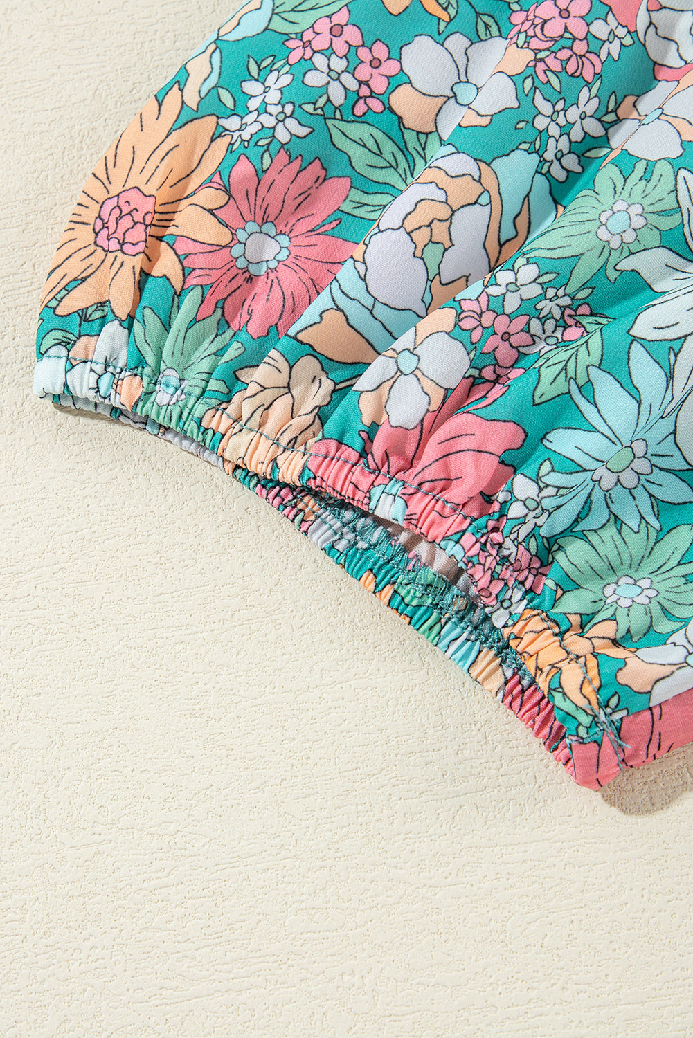 Veelkleurige bloemenblouse met ingekeepte hals en korte mouwen