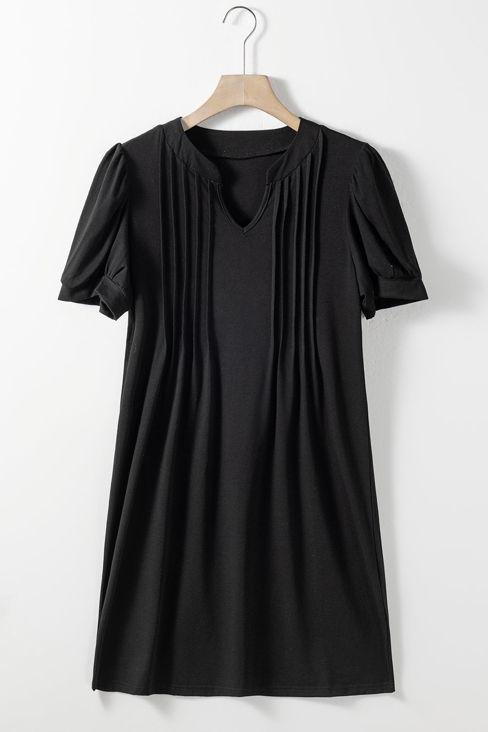 Zwarte T-shirtjurk met ingekerfde hals en geplooide pofmouwen