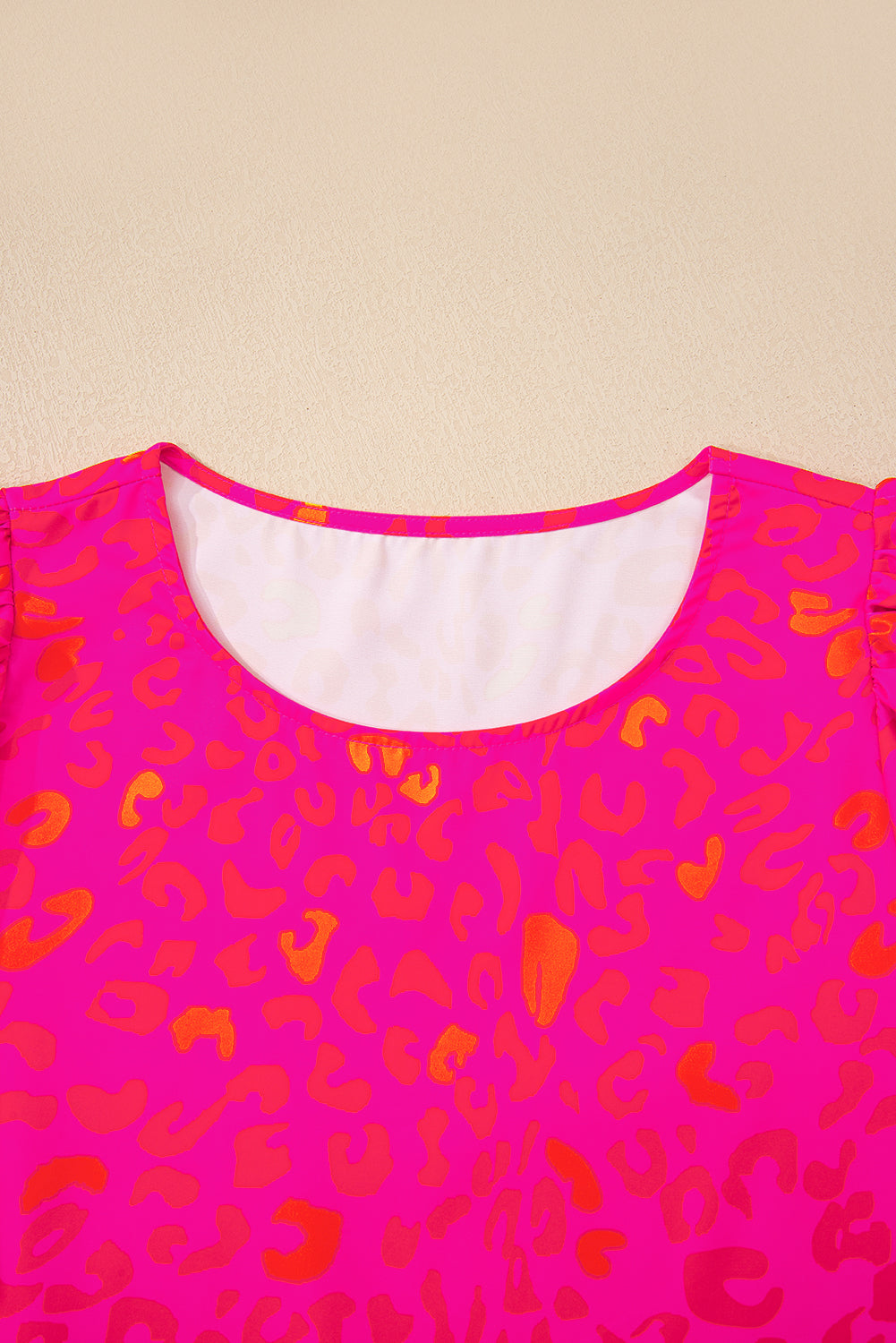 Top met roze luipaardprint en pofmouwen