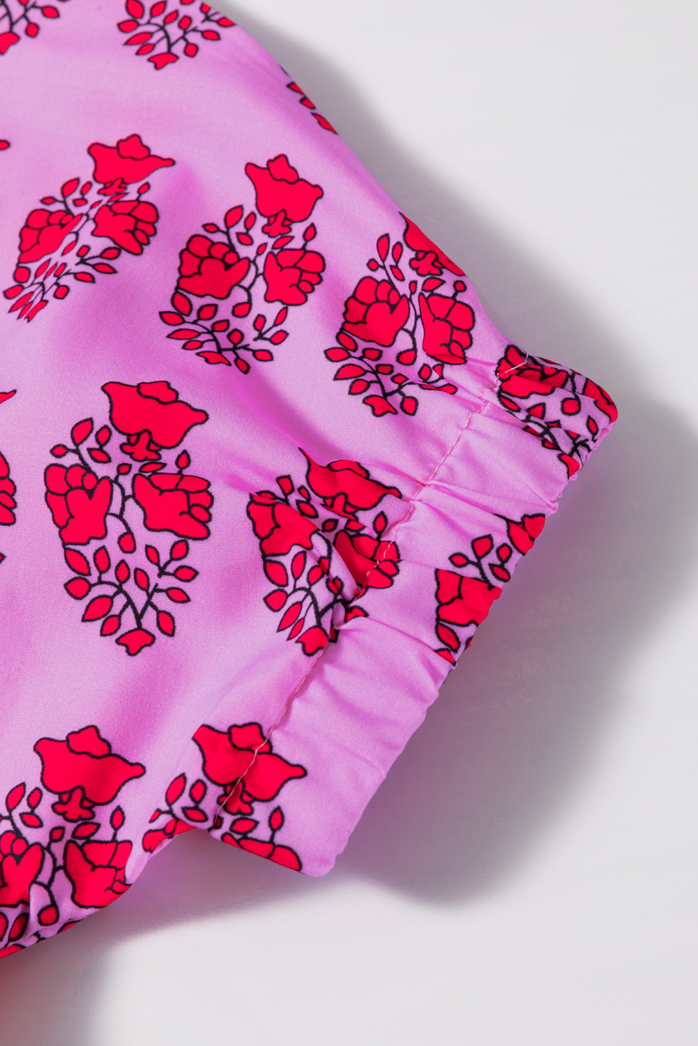 Sachet roze bloemenprint Multi -knoppen Collared Collared Flowy jurk met korte mouwen