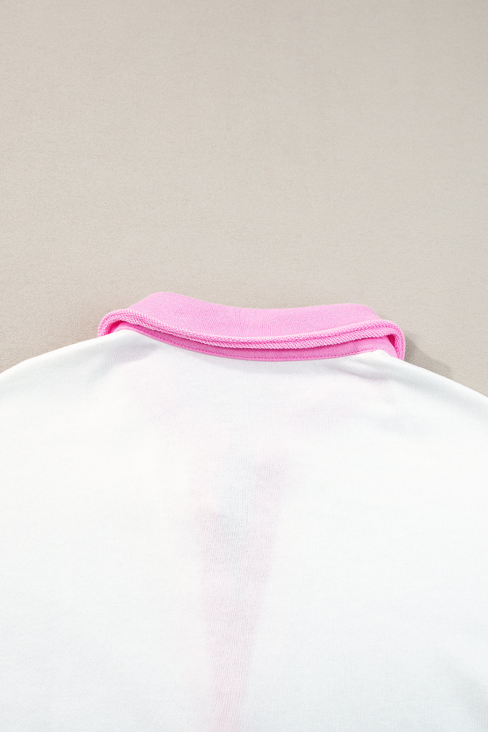 T-shirtjurk met witte strepen en colorblock-patchwork met korte mouwen